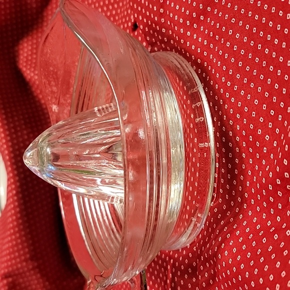 Vintage clear glass citrus juicer - Picture 3 of 5